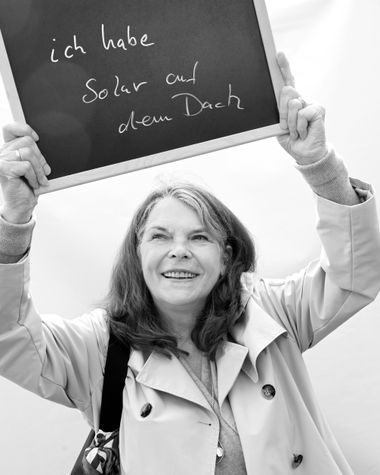 Eine Person aus Oldenburg zeigt ein Schild auf dem steht „Ich habe Solar auf dem Dach“ Foto: Jörg Hemmen