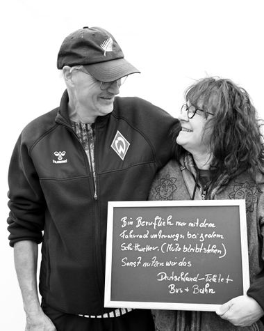 Zwei Personen aus Oldenburg zeigen ein Schild auf dem steht „Bin beruflich nur mit dem Fahrrad unterwegs bei jedem Schittwetter (Auto bleibt stehen). Sonst nutzen wir das Deutschland-Ticket Bus und Bahn.“ Foto: Jörg Hemmen