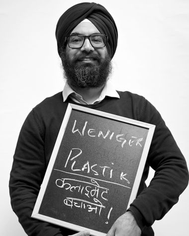 Eine Person aus Oldenburg zeigt ein Schild auf dem steht „Weniger Plastik“ Foto: Jörg Hemmen