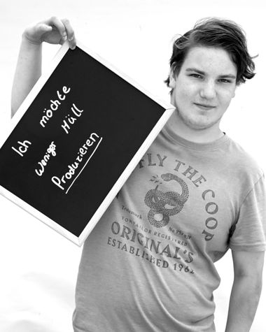 Eine Person aus Oldenburg zeigt ein Schild auf dem steht „Ich möchte weniger Müll produzieren“ Foto: Jörg Hemmen