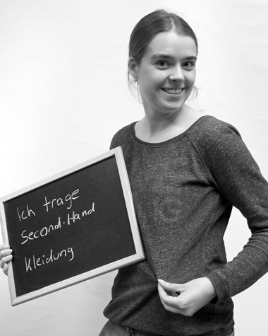 Eine Person aus Oldenburg zeigt ein Schild auf dem steht „Ich trage Second Hand Kleidung“ Foto: Jörg Hemmen
