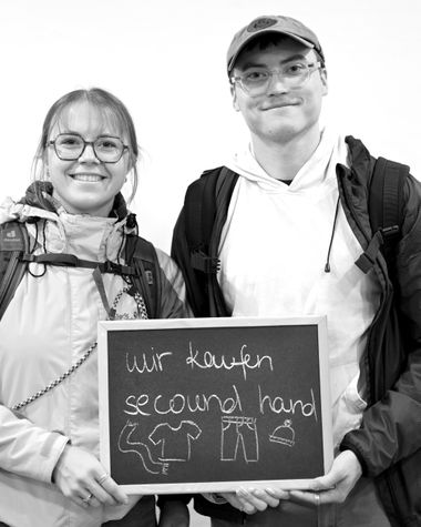 Zwei Personen aus Oldenburg zeigen ein Schild auf dem steht „Wir kaufen second hand“ Foto: Jörg Hemmen