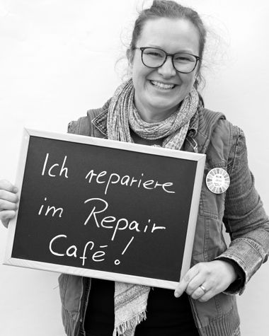 Eine Person aus Oldenburg zeigt ein Schild auf dem steht „Ich repariere im Repair Café!“ Foto: Jörg Hemmen
