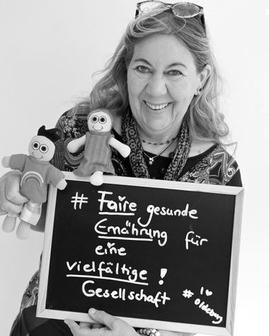 Eine Person aus Oldenburg zeigt ein Schild auf dem steht „Faire gesunde Ernährung für eine vielfältige Gesellschaft“ Foto: Jörg Hemmen