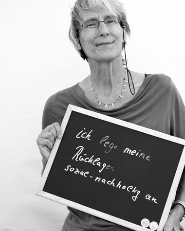 Eine Person aus Oldenburg zeigt ein Schild auf dem steht „ich lege meine Rücklagen sozial-nachhaltig an“ Foto: Jörg Hemmen