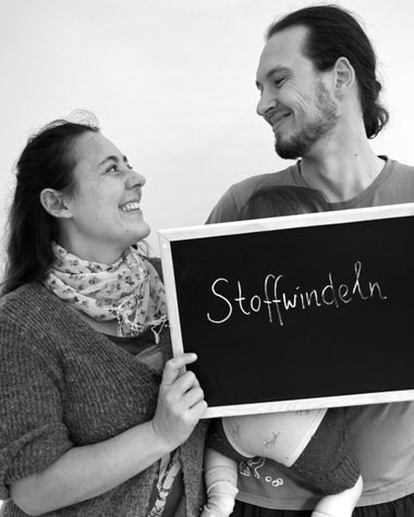 Zwei Personen aus Oldenburg zeigen ein Schild auf dem steht: „Stoffwindeln“ Foto: Jörg Hemmen
