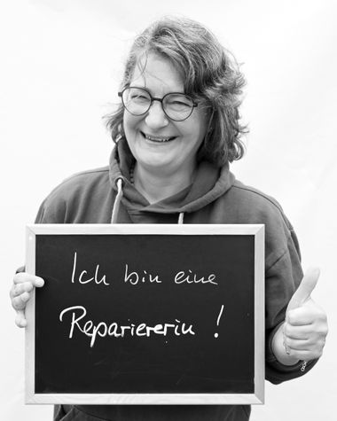 Eine Person aus Oldenburg zeigt ein Schild auf dem steht „Ich bin eine Repariererin!“ Foto: Jörg Hemmen