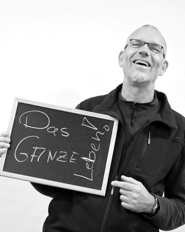 Eine Person aus Oldenburg zeigt ein Schild auf dem steht „Das ganze Leben“ Foto: Jörg Hemmen