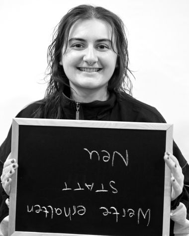 Eine Person aus Oldenburg zeigt ein Schild auf dem steht „Werte erhalten statt neu“ Foto: Jörg Hemmen