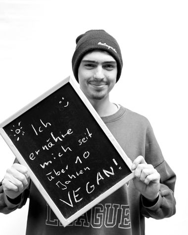 Eine Person aus Oldenburg zeigt ein Schild auf dem steht „Ich ernähre mich seit über 10 Jahren vegan“ Foto: Jörg Hemmen