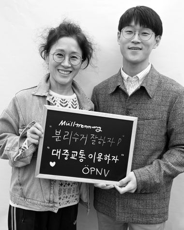 Zwei Personen aus Oldenburg zeigen ein Schild auf dem steht „Mülltrennung und ÖPNV“ Foto: Jörg Hemmen