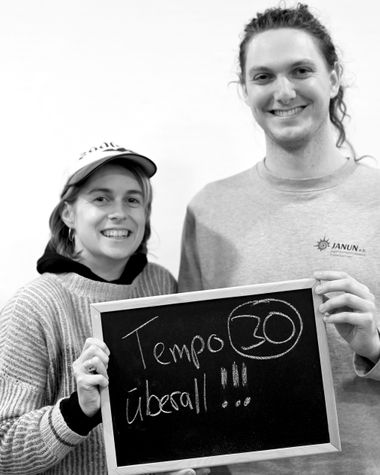 Zwei Personen aus Oldenburg zeigen ein Schild auf dem steht „Tempo 30 überall“ Foto: Jörg Hemmen