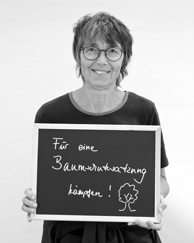 Eine Person aus Oldenburg zeigt ein Schild auf dem steht „Für eine Baumschutzsatzung kämpfen!“ Foto: Jörg Hemmen