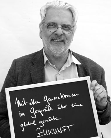 Eine Person aus Oldenburg zeigt ein Schild auf dem steht „Mit allen Generationen im Gespräch über eine global gerechte Zukunft“ Foto: Jörg Hemmen