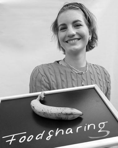 Eine Person aus Oldenburg zeigt ein Schild auf dem steht „Foodsharing“ Foto: Jörg Hemmen