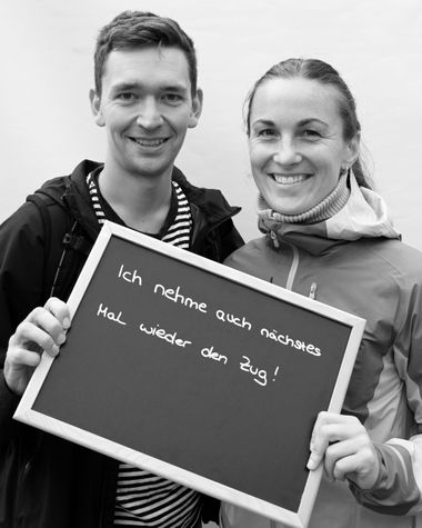 Zwei Personen aus Oldenburg zeigen ein Schild auf dem steht „Ich nehme auch nächstes Mal wieder den Zug“ Foto: Jörg Hemmen