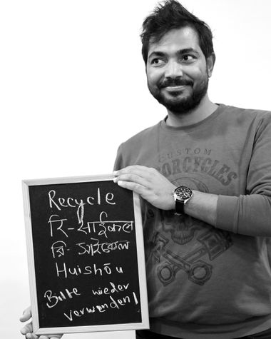 Eine Person aus Oldenburg zeigt ein Schild auf dem steht „Bitte wieder verwenden“ Foto: Jörg Hemmen