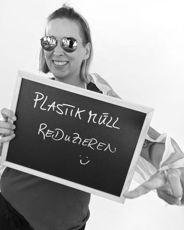 Eine Person aus Oldenburg zeigt ein Schild auf dem steht: „Plastikmüll reduzieren“ Foto: Jörg Hemmen