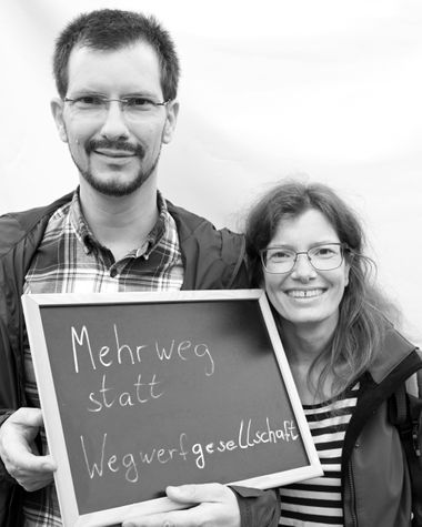 Zwei Personen aus Oldenburg zeigen ein Schild auf dem steht „Mehrweg statt Wegwerfgesellschaft“ Foto: Jörg Hemmen