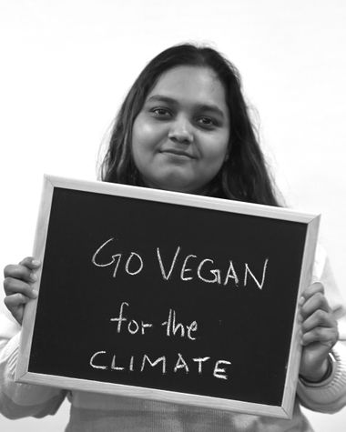 Eine Person aus Oldenburg zeigt ein Schild auf dem steht „Go vegan for the climate“ Foto: Jörg Hemmen