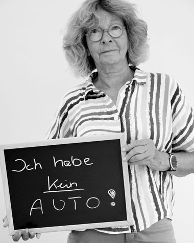 Eine Person aus Oldenburg zeigt ein Schild auf dem steht: „Ich habe kein Auto“ Foto: Jörg Hemmen