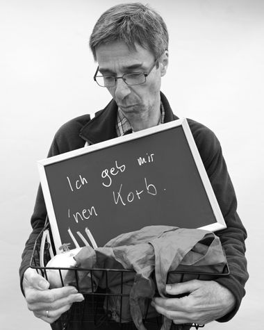 Eine Person aus Oldenburg hat einen Korg in der Händen und zeigt ein Schild auf dem steht „Ich geb mir 'nen Korb“ Foto: Jörg Hemmen