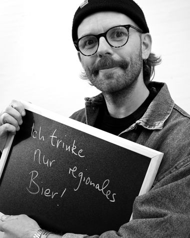 Eine Person aus Oldenburg zeigt ein Schild auf dem steht „Ich trinke nur regionales Bier!“ Foto: Jörg Hemmen