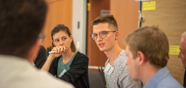 Menschen unterhalten sich in einer Kleingruppe eines Bürgerrates.