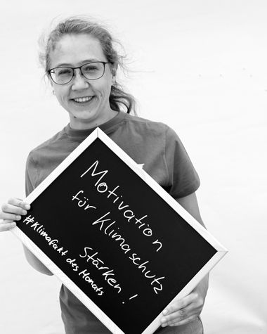 Eine Person aus Oldenburg zeigt ein Schild auf dem steht „Motivation für Klimaschutz stärken“ Foto: Jörg Hemmen