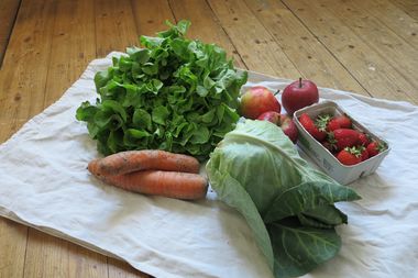 Zu sehen ist unverpacktes Gemüse (Salat, Möhren, Äpfel und Erdbeeren). Foto: Stadt Oldenburg