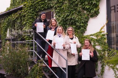 Zu sehen sind fünf Menschen, die den Auftakt des Verbundprojektes „EAT – gemeinsam regional genießen“ feiern. Foto: Stadt Oldenburg