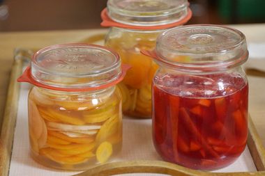 Drei Einmachgläser mit verschiedenem Gemüse