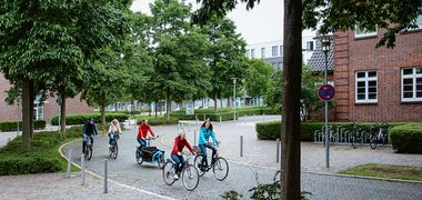 Radfahrende in der Industriestraße in Oldenburg. Foto: Mittwollen und Gradetchliev