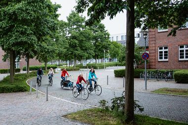 Radfahrende in der Industriestraße in Oldenburg. Foto: Mittwollen und Gradetchliev