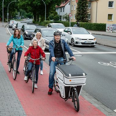 Radfahrende warten an einer Ampel