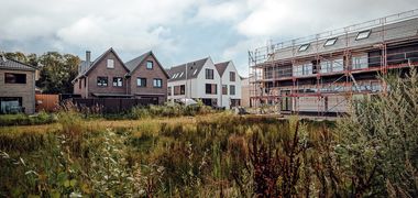 Blick aus dem Grünen auf Neubauten auf dem Fliegerhorst. Foto: Mittwollen und Gradetchliev