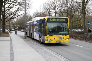 Ein gelber Bus auf der Straße.