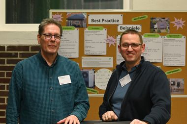 Menschen bei einer öffentlichen Veranstaltung zum Wärmeplan