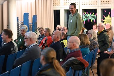 Menschen bei einer öffentlichen Veranstaltung zum Wärmeplan