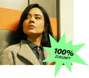 Foto einer Frau mit einer Badge "100% Zukunft"