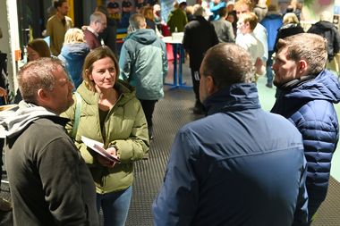 Menschen bei einer öffentlichen Veranstaltung zum Wärmeplan