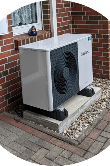 Zu sehen ist eine Wärmepumpe, die vor einem Altbau auf einem Kiesgrund steht. Foto: privat