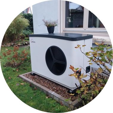 Zu sehen ist eine Wärmepumpe, die vor einem Altbau auf einem Kiesgrund steht. Foto: privat