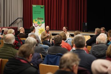 Menschen bei einer öffentlichen Veranstaltung zum Wärmeplan