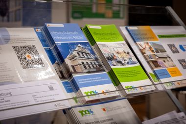 Beratungsangebote in Form von Flyern in einem Flyerständer. Foto: Dagmar Pasch