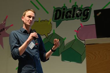 Vortragender bei einer öffentlichen Veranstaltung zum Wärmeplan