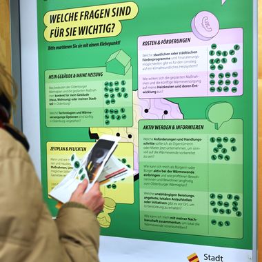 Menschen bei einer öffentlichen Veranstaltung zum Wärmeplan