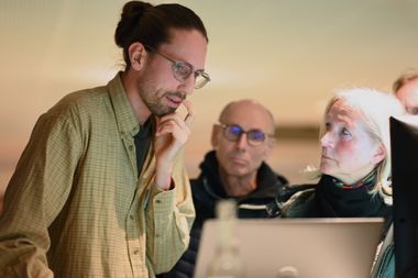 Menschen bei einer öffentlichen Veranstaltung zum Wärmeplan