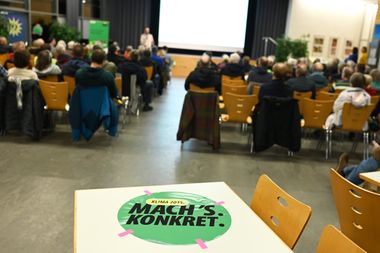 Menschen bei einer öffentlichen Veranstaltung zum Wärmeplan