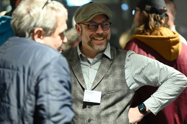 Menschen bei einer öffentlichen Veranstaltung zum Wärmeplan